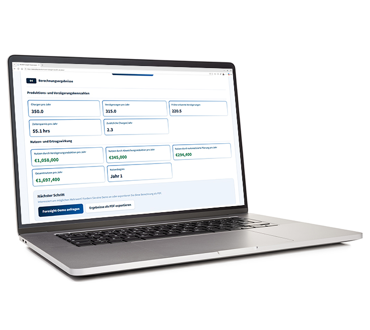 Laptop mit dem INOSIM Foresight Benefit Calculator zur Analyse von Produktionskennzahlen, Verzögerungen und potenziellen Kosteneinsparungen in der Prozessindustrie.